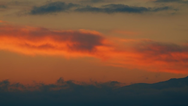 Fantástico amanecer cálido y sobre la cordillera de la montaña y amanecer en tiempo real