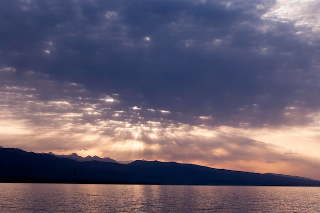 Fantástico amanecer en un lago de montaña