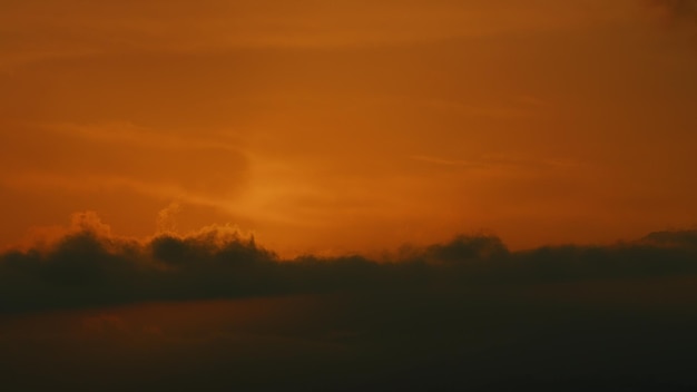 Fantástico amanhecer quente e sobre a cordilheira da montanha e amanhecer timelapse