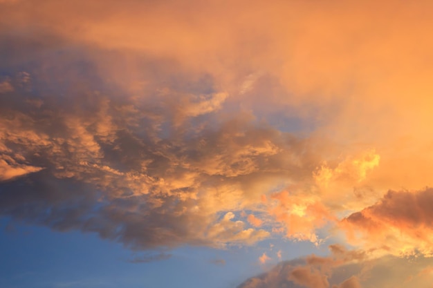 Fantástico atardecer rojo y nubes siniestras oscuras