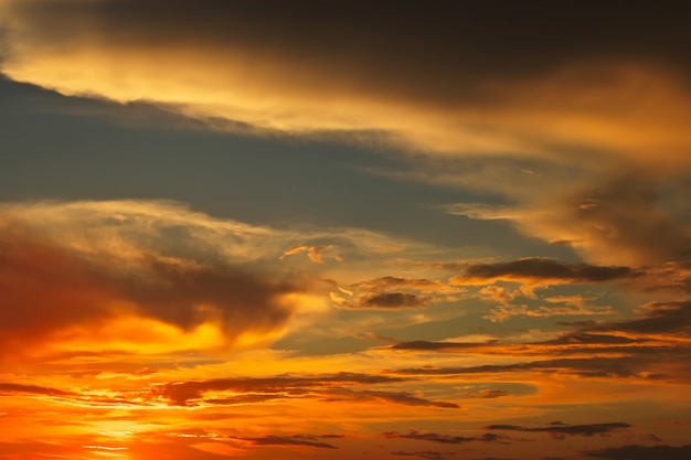 Fantástico belo nascer do sol colorido com céu nublado. imagem cênica de luz dramática no clima de verão. papel de parede de foto pitoresca. fundo natural. beleza da terra.