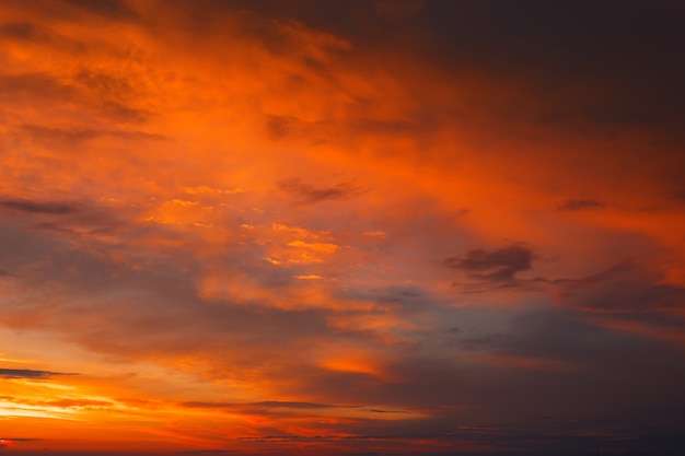 Fantástico belo nascer do sol colorido com céu nublado. Imagem cênica de luz dramática no clima de verão. Papel de parede de foto pitoresca. Fundo natural. Beleza da terra.