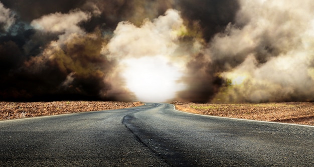 Fantástico camino del desierto con nubes