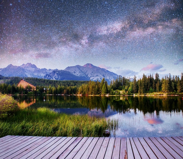 Foto fantástico céu estrelado e a via láctea sobre um lago no parque high tatras shtrbske pleso eslováquia europa