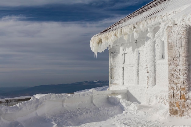 Fantástico da escultura na montanha na neve, Israel