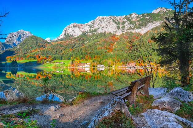 Fantástico día soleado de otoño en el lago Hintersee