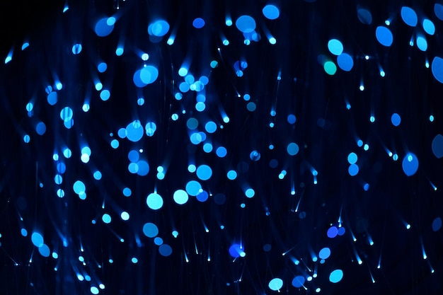 Fantástico fundo de tema azul escuro embaçado e bokeh na caverna do mistério