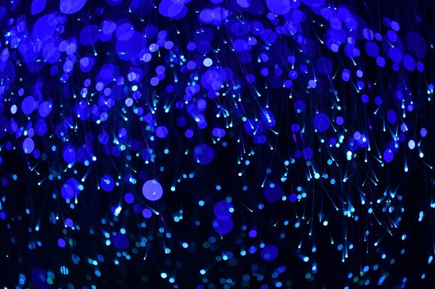 Fantástico fundo de tema azul escuro embaçado e bokeh na caverna do mistério