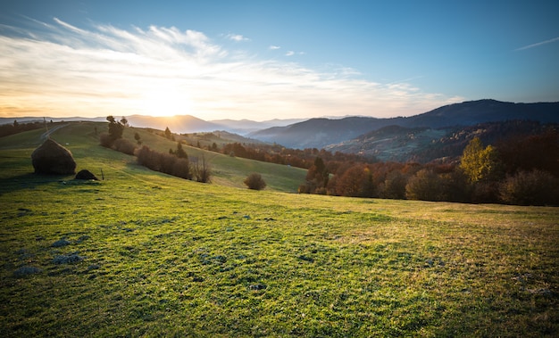 Fantástico nascer do sol magnífico na aldeia de montanha de manhã.