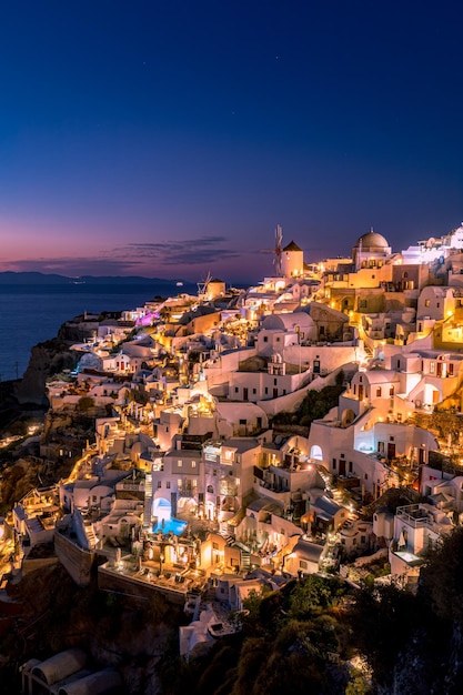 Fantástico paisaje al atardecer del famoso destino de vacaciones de viajes. Aventura de verano de lujo Santorini