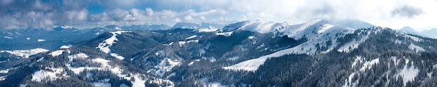 Fantástico paisaje invernal Cielo azul Cárpatos Ucrania Europa Mundo de belleza