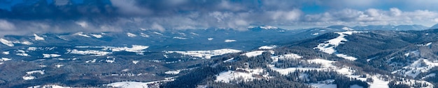 Fantástico paisaje invernal Cielo azul Cárpatos Ucrania Europa Mundo de belleza