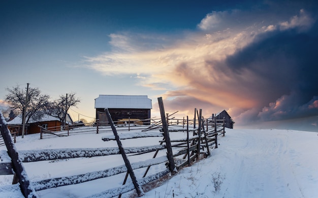 Foto fantástico paisaje invernal, los escalones que conducen a la cabaña