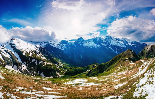 Fantástico paisaje de montañas nevadas