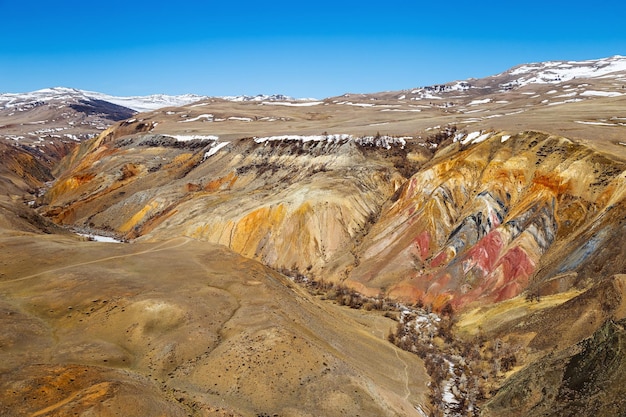 Fantástico paisaje natural de montaña con brillantes transiciones de colores y cielo azul sobrenatural marciano