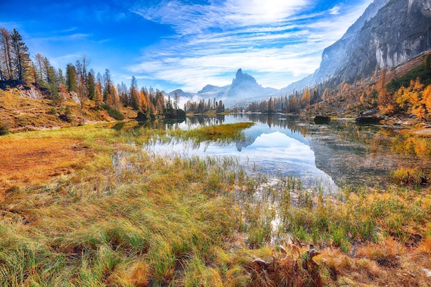 Fantástico paisaje otoñal Vista sobre el lago Federa temprano en la mañana en otoño