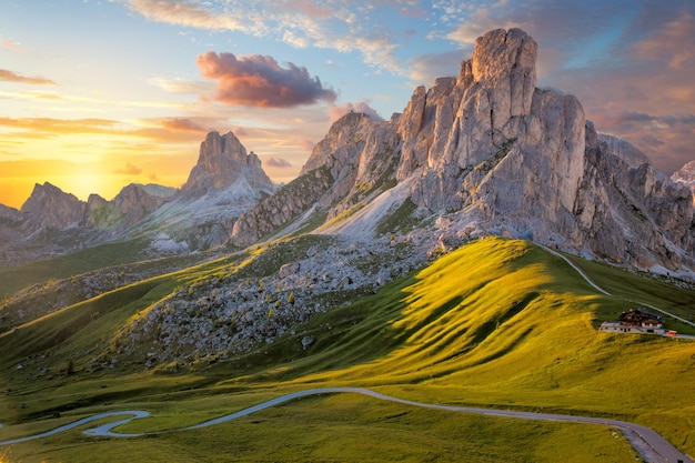 Fantástico paisaje de puesta de sol paso alpino y altas montañas Passo Giau con los famosos picos de Ra Gusela Nuvolau en el fondo Dolomitas Italia Europa