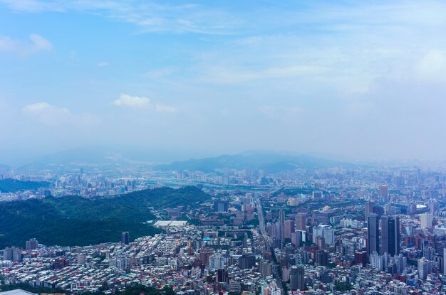 Fantástico paisaje desde la torre Taipei 101 o el centro financiero de Taipei, distrito de Xinyi, Taipei, Taiwán.