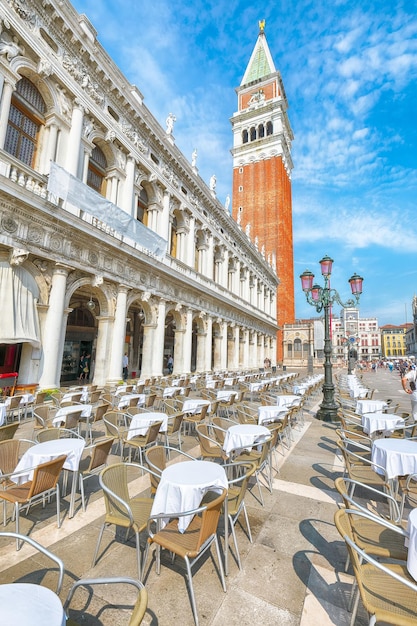 Foto fantástico paisaje urbano de venecia con la plaza de san marco con el campanile y la biblioteca nazionale marciana