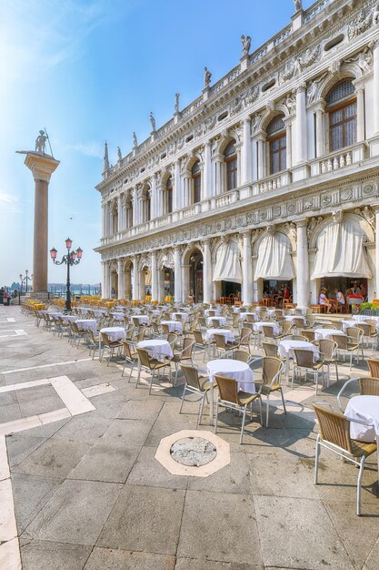 Foto fantástico paisaje urbano de venecia con la plaza de san marco con la columna de san teodoro y la biblioteca nazionale marciana