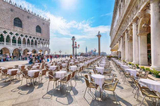 Foto fantástico paisaje urbano de venecia con la plaza de san marco, el palacio doge, la columna de san teodoro y la biblioteca nazionale marciana