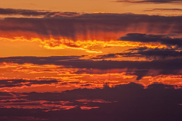 Fantástico pôr do sol na praia de Cortadura em Cádiz Espanha