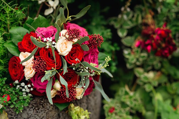 Un fantástico ramo de novia consiste en rosas de colores para la novia.