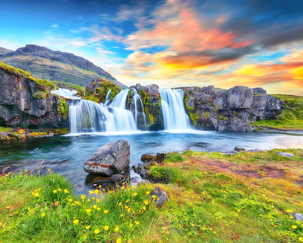 Foto fantastische aussicht auf den wasserfall kirkjufellsfoss in der nähe des berges kirkjufell bei sonnenuntergang