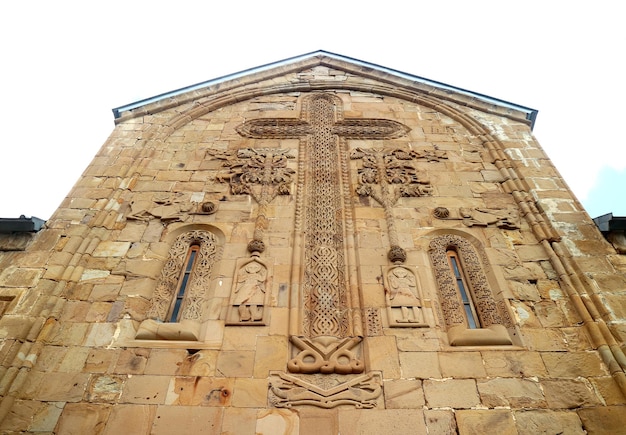 Fantastische Fassade der Kirche Mariä Himmelfahrt in Ananuri Castle in Georgia