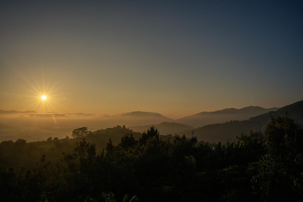 Fantastische Landschaft eines frühen Morgens bei Sonnenuntergang über der Bergkette Bao Loc Bezirk Lam Dong Provinz Vietnam