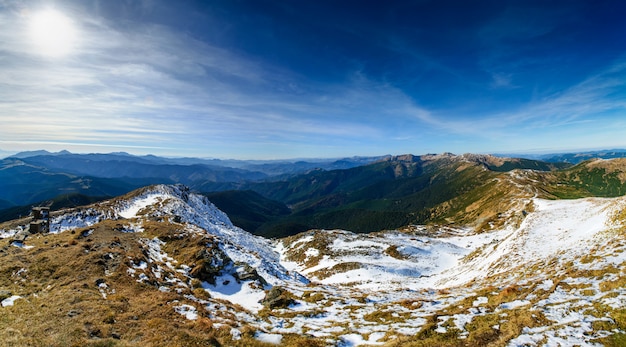 Fantastische Landschaft fast schneebedeckt