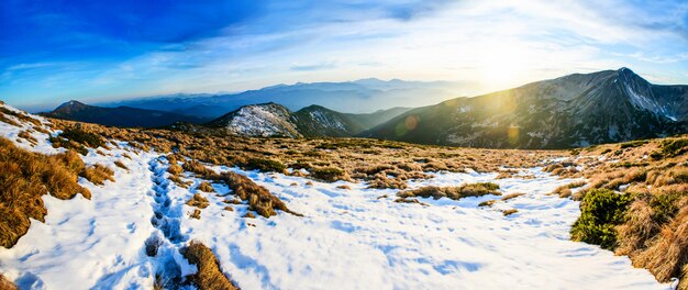 Fantastische Landschaft fast schneebedeckt