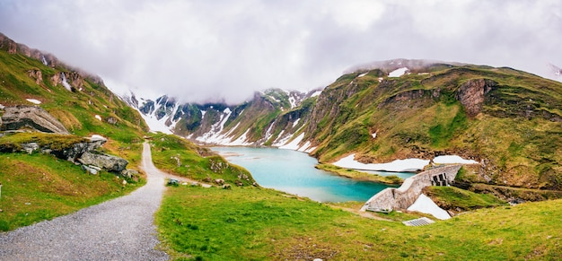 Fantastische Landschaft fast schneebedeckte Berge