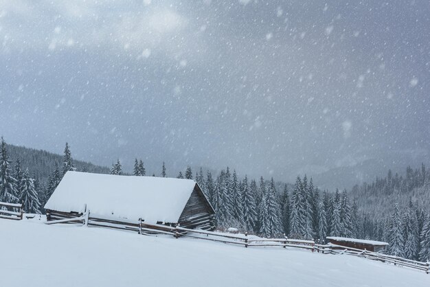 Fantastische Landschaft mit schneebedecktem Haus