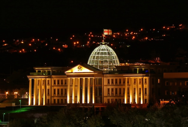 Fantastische Luftaufnahme des zeremoniellen Palastes von Georgia bei Nacht, Tiflis, Georgia