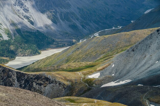 Fantastische Luftaufnahme zum schönen Tal mit Bergsee und riesigen strukturierten Hängen