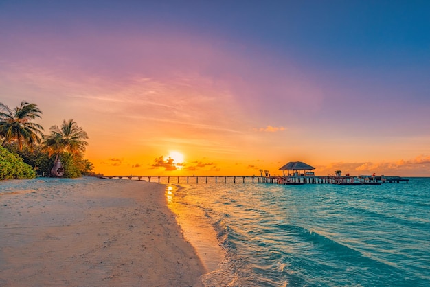 Fantastische Nahaufnahme des Strandes bei Sonnenuntergang. Tropische Inselstrandlandschaft exotisches Palmenküstenpiermeer