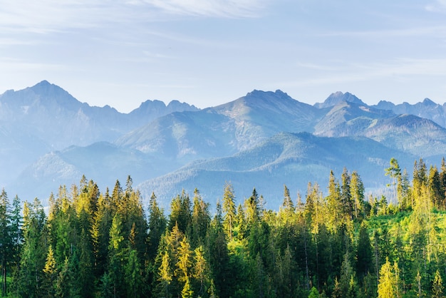 Fantastische schneebedeckte Berge in den schönen Kumuluswolken