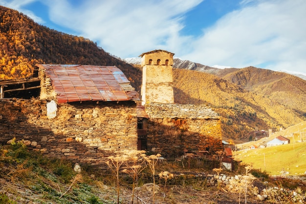 Fantastische Schönheit der Stadt zwischen den Bergen in Georgia Europe