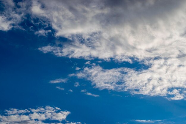 Fantastische weiche weiße Wolken vor blauem Himmelshintergrund