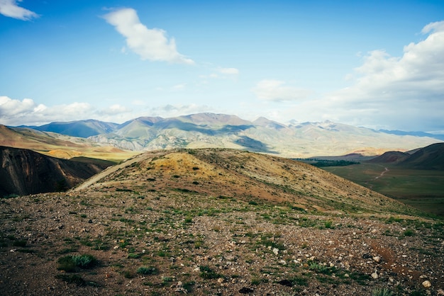 Fantastische weite Landschaft mit lebendigen mehrfarbigen Bergen