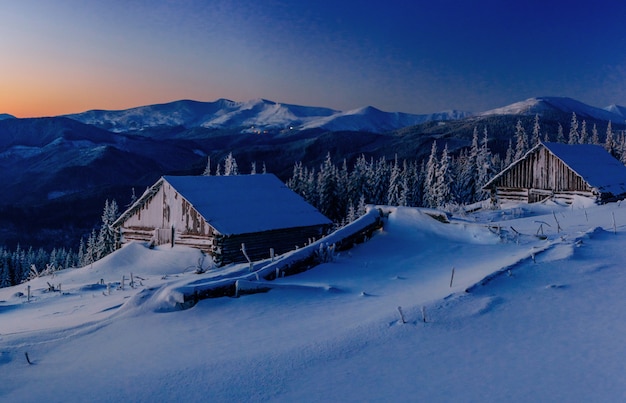 Fantastische Winterlandschaft. Magischer Sonnenuntergang an einem frostigen Tag.