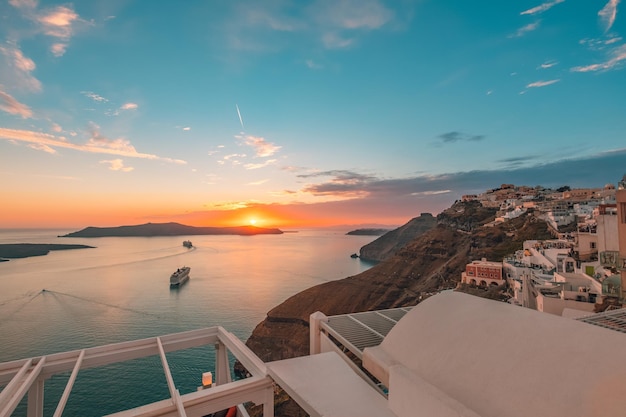 Fantastischer Abendblick auf die Insel Santorini. Malerischer romantischer Sonnenuntergang am berühmten Aussichtsresort Griechenland