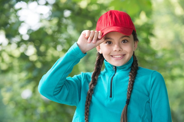 Fantastischer Abschluss für Ihr Hipster-Outfit. Kleines Mädchen trägt draußen eine Hippie-Mütze. Mode-Accessoire. Glückliches Kind genießt Hipster-Stil. Schönheitsblick des kleinen Kindes. Legerer Stil. Stilvoller Trend.