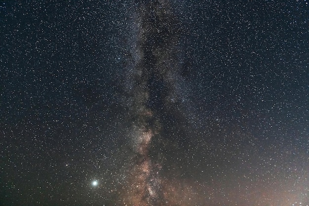Fantastischer Blick auf den nächtlichen Sternenhimmel mit mily way galaxy Konzeption des Weltraums