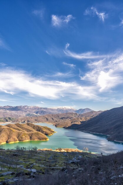 Fantastischer bovilla-see spektakuläre landschaft albanien europa schönheit natur konzept hintergrund