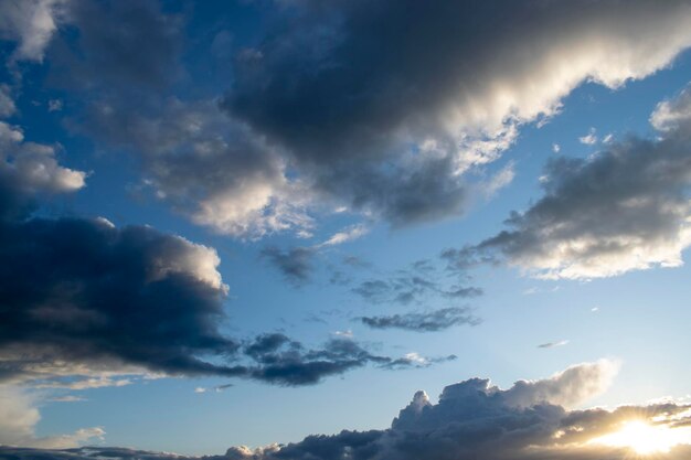 Fantastischer bunter heller Sonnenunterganghimmel Magische Wolkenlandschaft