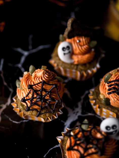 Fantastischer Halloween-Lebensmittel-Party-Tisch mit Kürbis-Kuchen-Muffin und Plätzchen.