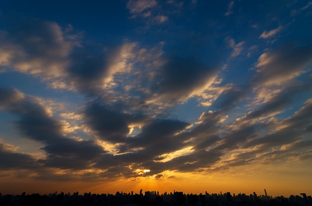 Fantastischer Himmel über dem Stadtbild zur Sonnenuntergangzeit