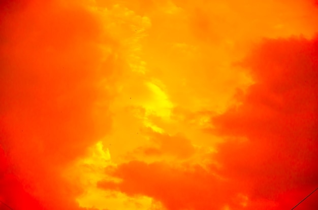 Fantastischer mystischer Horrorhintergrund von einem anderen Planeten aus der paranormalen Welt, Fantasy-Stil. Dramatischer rot-schwarz-orangefarbener Himmel mit unheimlichen höllischen Wolken und schrecklichen Schatten und Licht